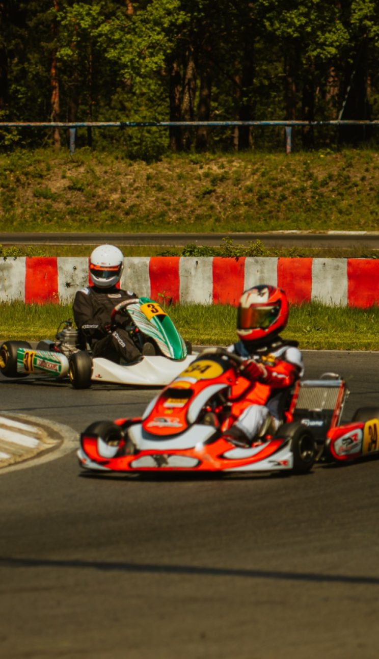 Kartfahrer auf der Strecke Kartfahrer auf der Strecke