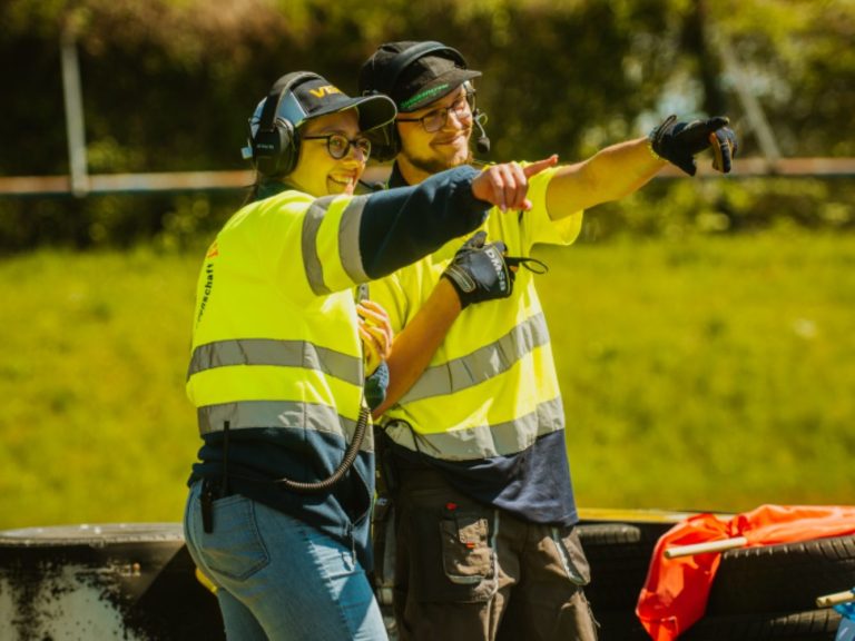 Streckencrew KCT im Einsatz Sportwarte der Streckencrew KCT sichern ein Kart-Rennen